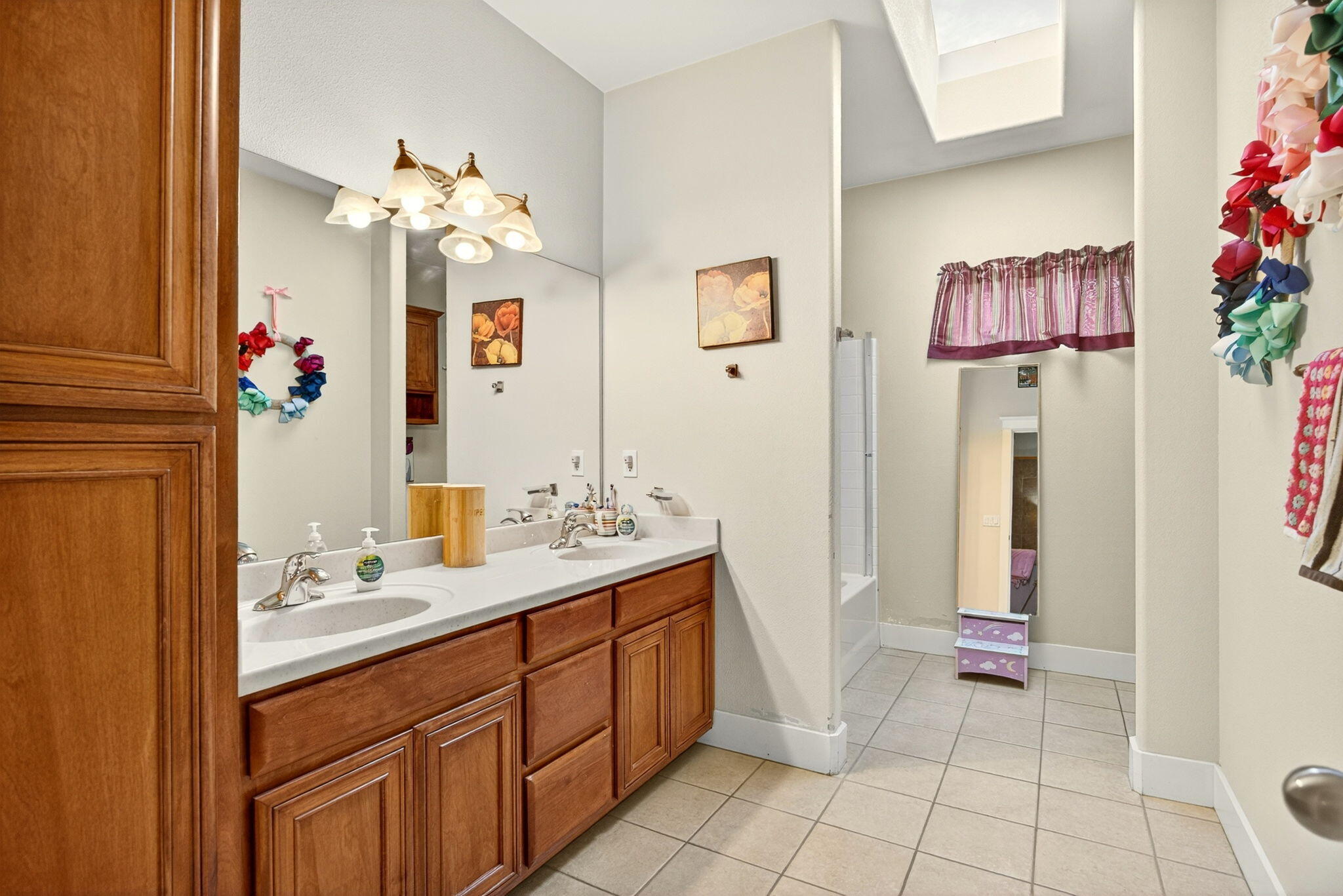16 Portabello Way Eagle Point, OR 97524 - Photo 28 of 43 a bathroom with a sink and a mirror