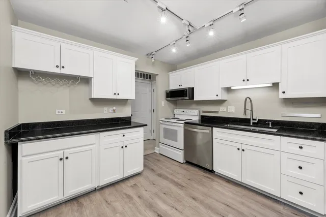 $179,000 | 7100 West 95th Street, Unit 312, Oak Lawn, IL 60453