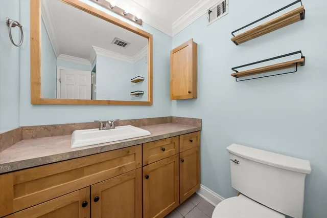 $179,000 | 7100 West 95th Street, Unit 312, Oak Lawn, IL 60453