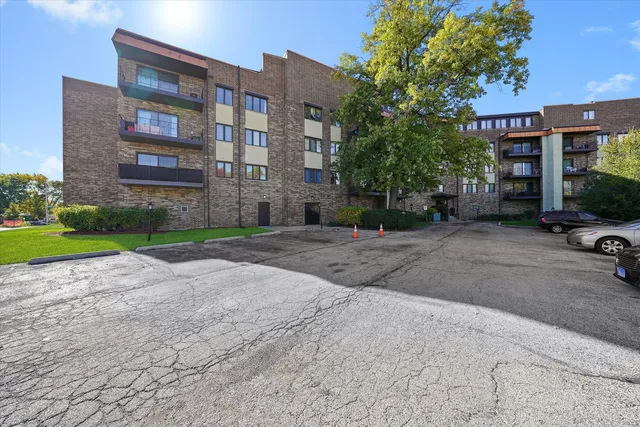 $179,000 | 7100 West 95th Street, Unit 312, Oak Lawn, IL 60453