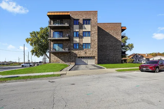 $179,000 | 7100 West 95th Street, Unit 312, Oak Lawn, IL 60453