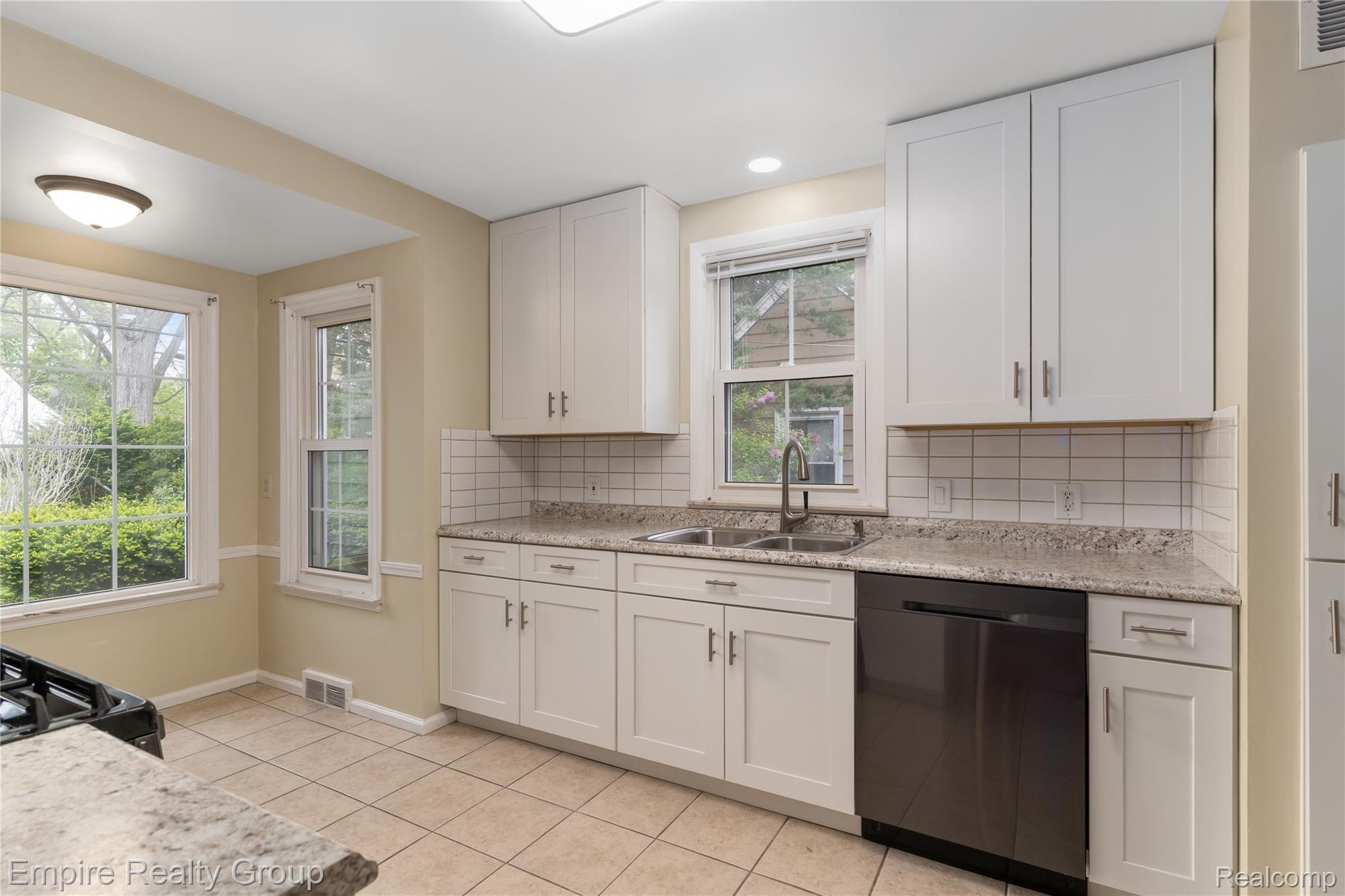 3316 Eastham Road Dearborn, MI 48120 - Photo 14 of 25 DSC00383.jpg