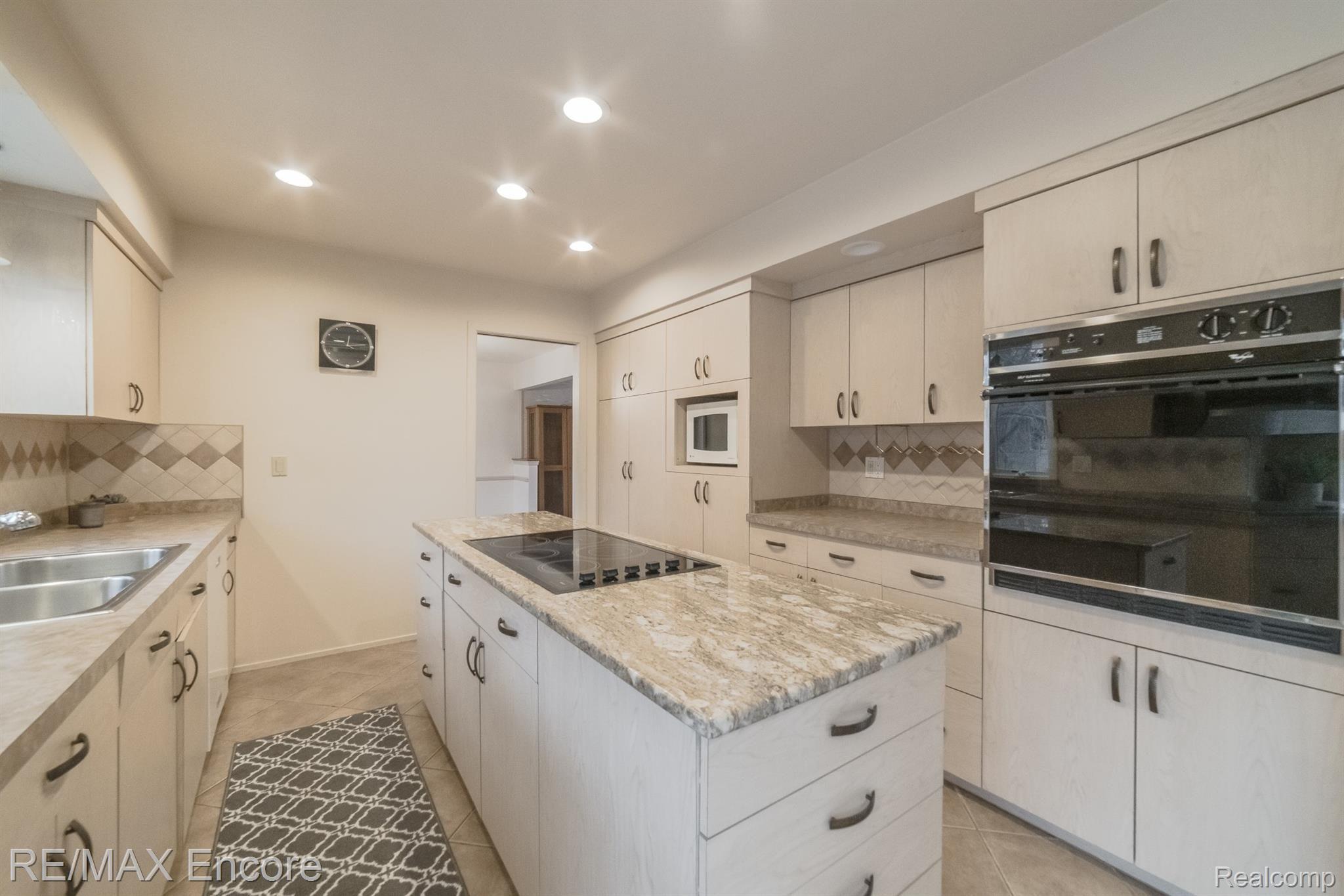 948 Spartan Court Rochester, MI 48309 - Photo 13 of 41 Wall oven, microwave, new Bosch dishwasher, cermanic tile floor, recessed lighting and more!
