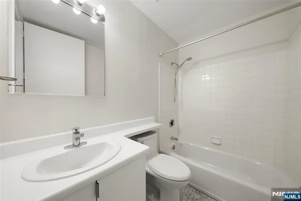 $4,300 | 100 Carlyle Drive, Unit 4EN, Cliffside Park, NJ 07010