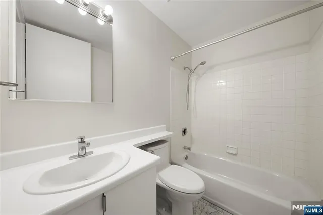 $4,500 | 100 Carlyle Drive, Unit 4EN, Cliffside Park, NJ 07010