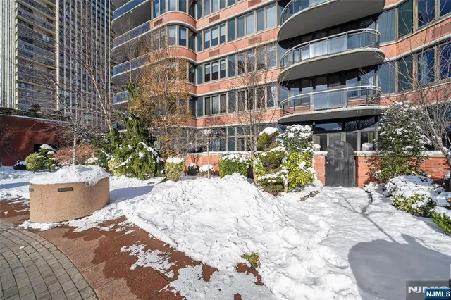 $4,500 | 100 Carlyle Drive, Unit 4EN, Cliffside Park, NJ 07010