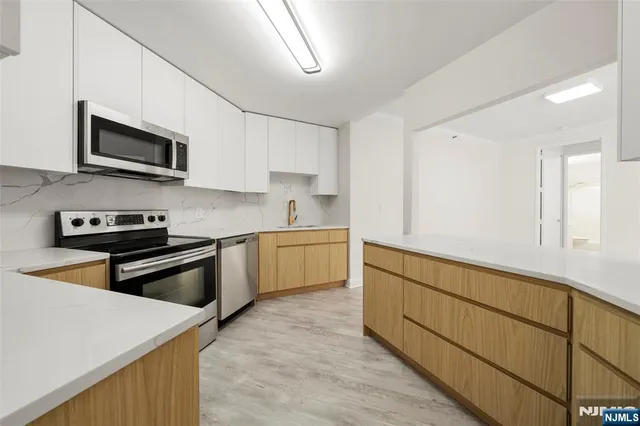 $4,500 | 100 Carlyle Drive, Unit 4EN, Cliffside Park, NJ 07010