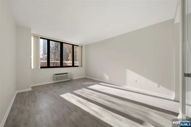 $4,500 | 100 Carlyle Drive, Unit 4EN, Cliffside Park, NJ 07010