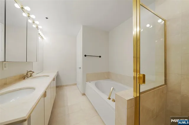 $4,500 | 100 Carlyle Drive, Unit 4EN, Cliffside Park, NJ 07010