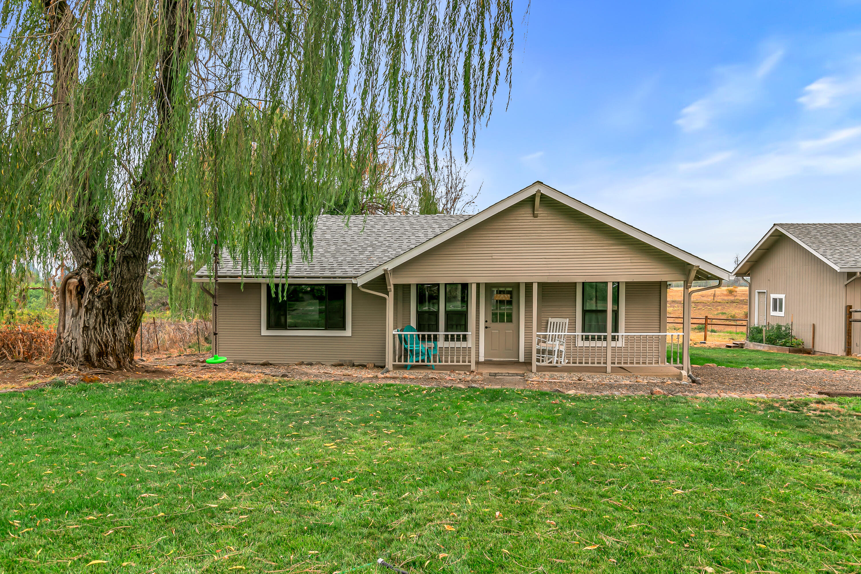 14145 Agate Road Eagle Point, OR 97524 - Photo 3 of 36 9R9A3471