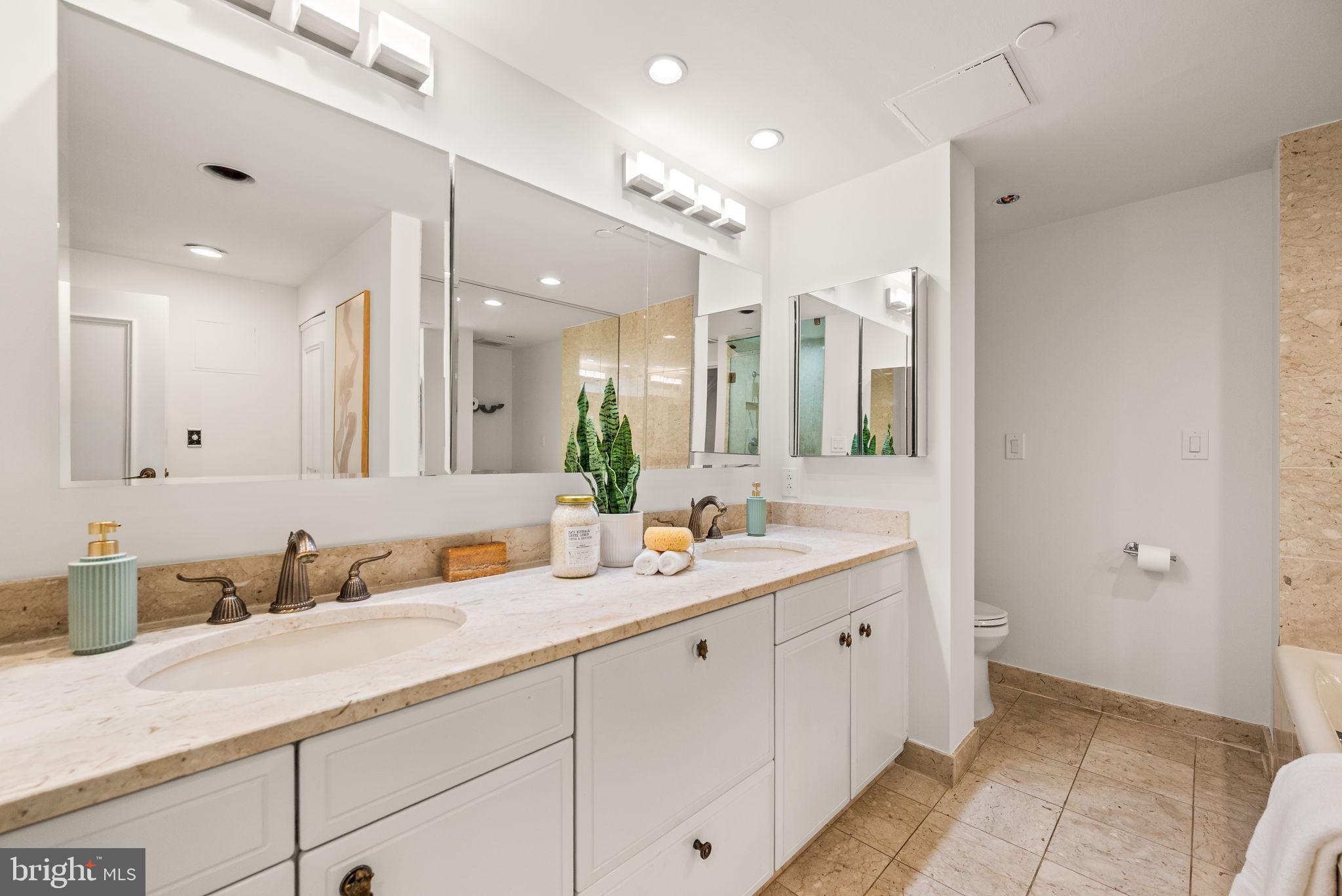 202 West Rittenhouse Square, Unit 1809 Philadelphia, PA 19103 - Photo 25 of 34 Primary bath