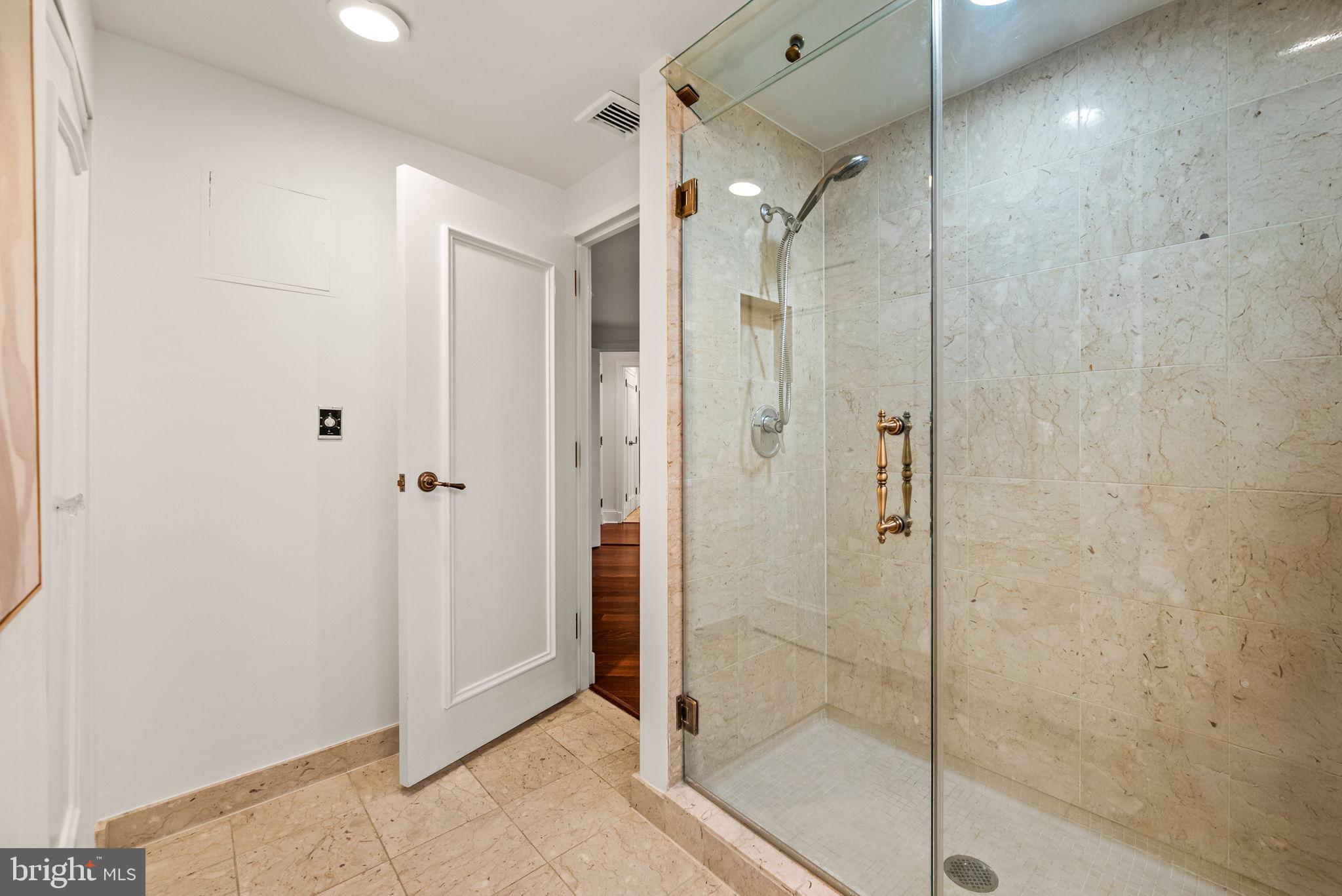 202 West Rittenhouse Square, Unit 1809 Philadelphia, PA 19103 - Photo 27 of 34 Shower