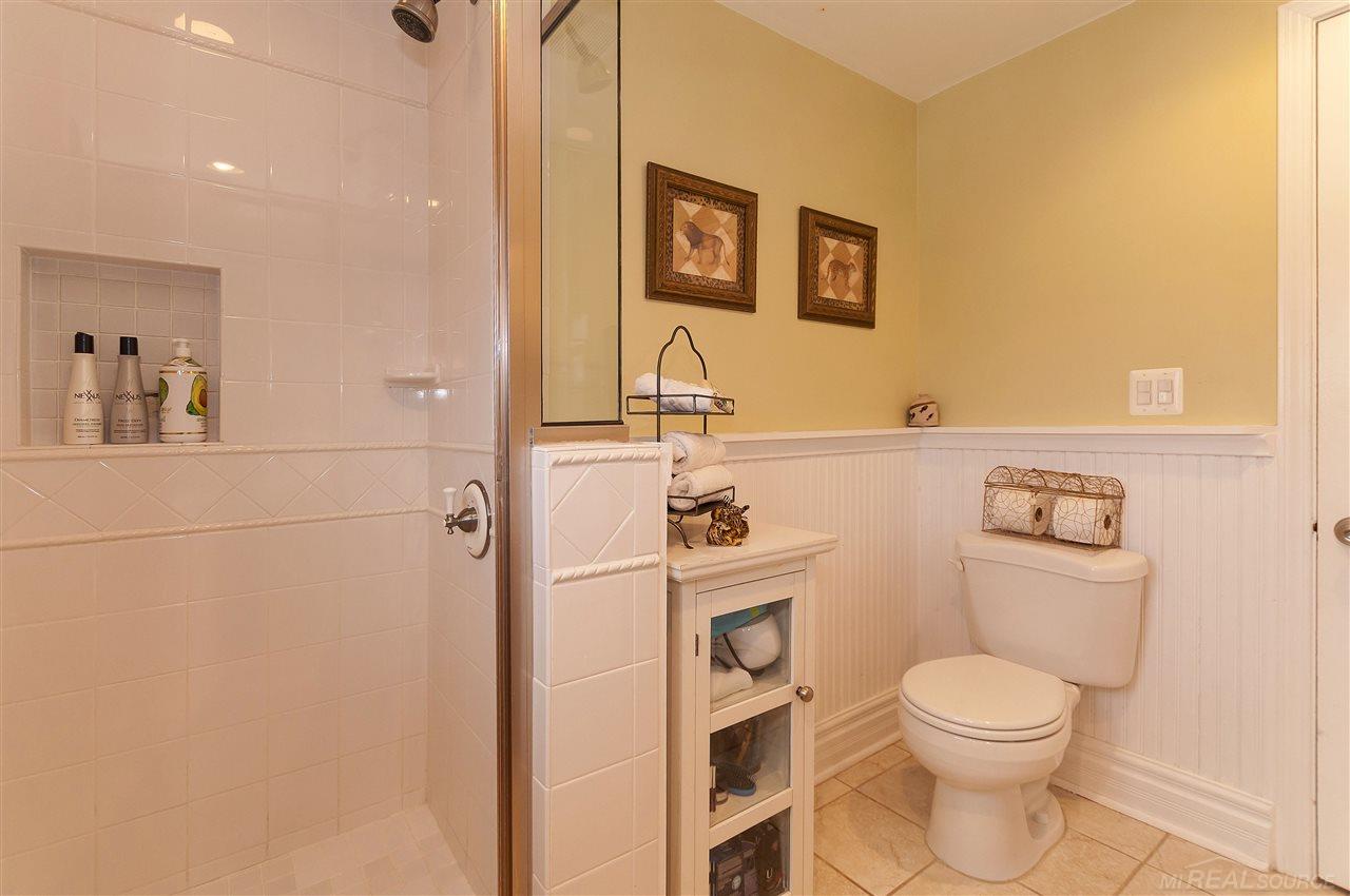 1652 Hawthorne Road Grosse Pointe, MI 48236 - Photo 38 of 55 31346344-37.JPG