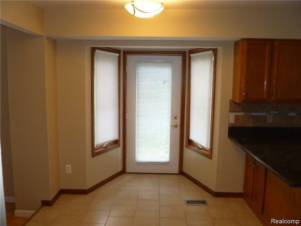 414 Whitney Drive Rochester, MI 48307 - Photo 5 of 18 Gallery Image 5