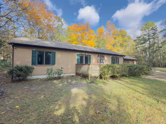 a view of a house with backyard and garden