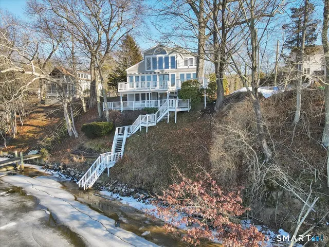 a black and white photo of a room
