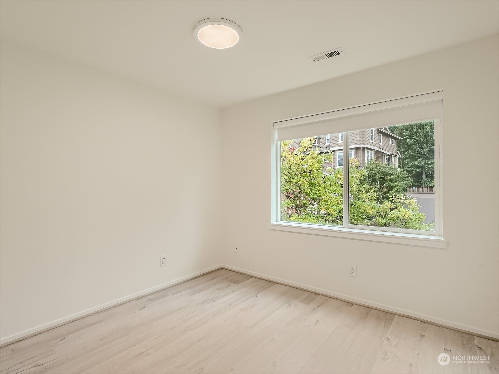 101 Sky Ridge Road Northwest, Unit 502 Issaquah, WA 98027 - Photo 26 of 31 an empty room with a window