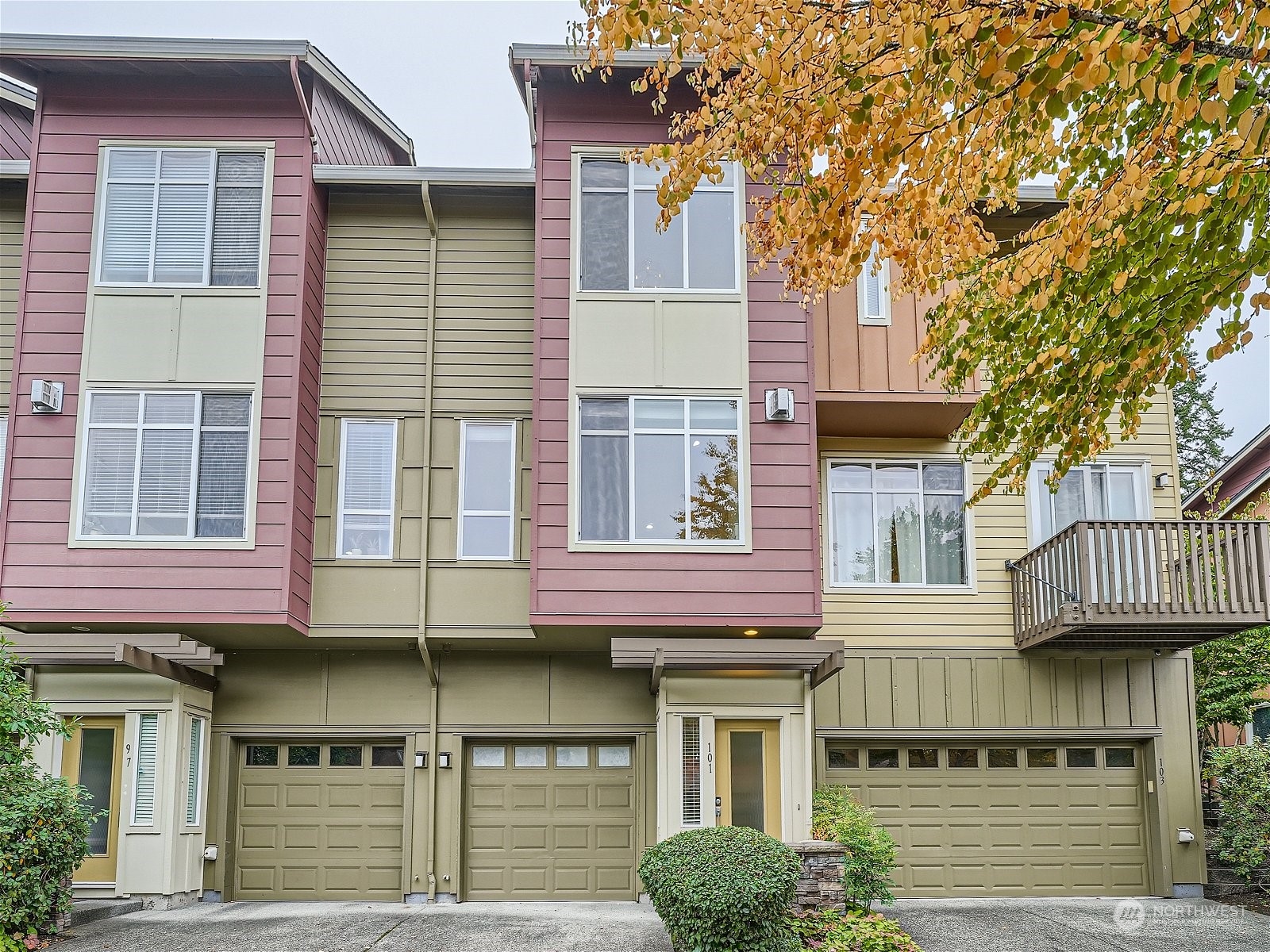 101 Sky Ridge Road Northwest, Unit 502 Issaquah, WA 98027 - Photo 4 of 31 a front view of a residential apartment building with a yard