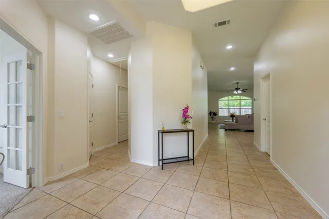 a view of livingroom with furniture