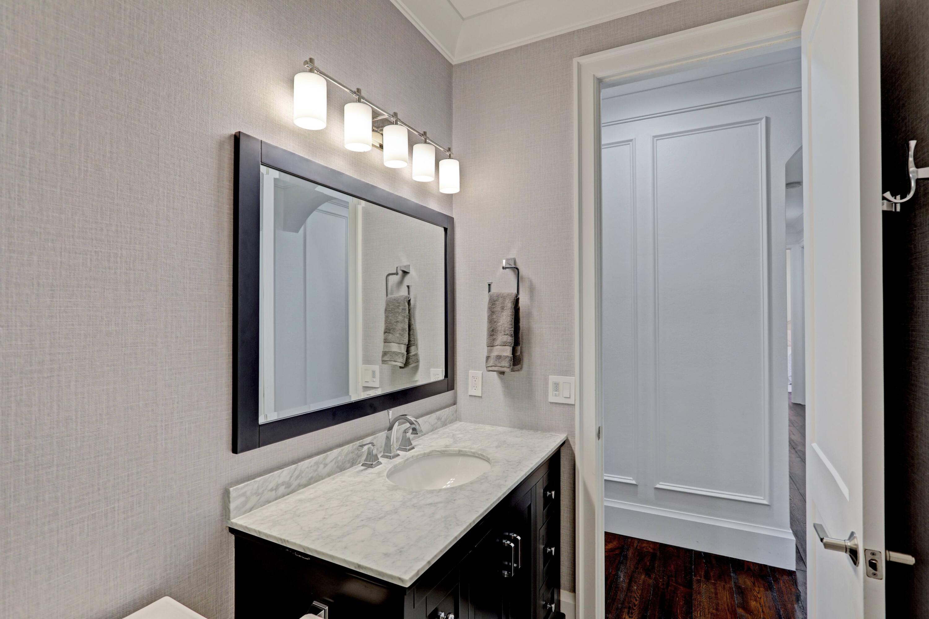 107 Barcelona Drive Jupiter, FL 33458 - Photo 41 of 73 Guest Bathroom