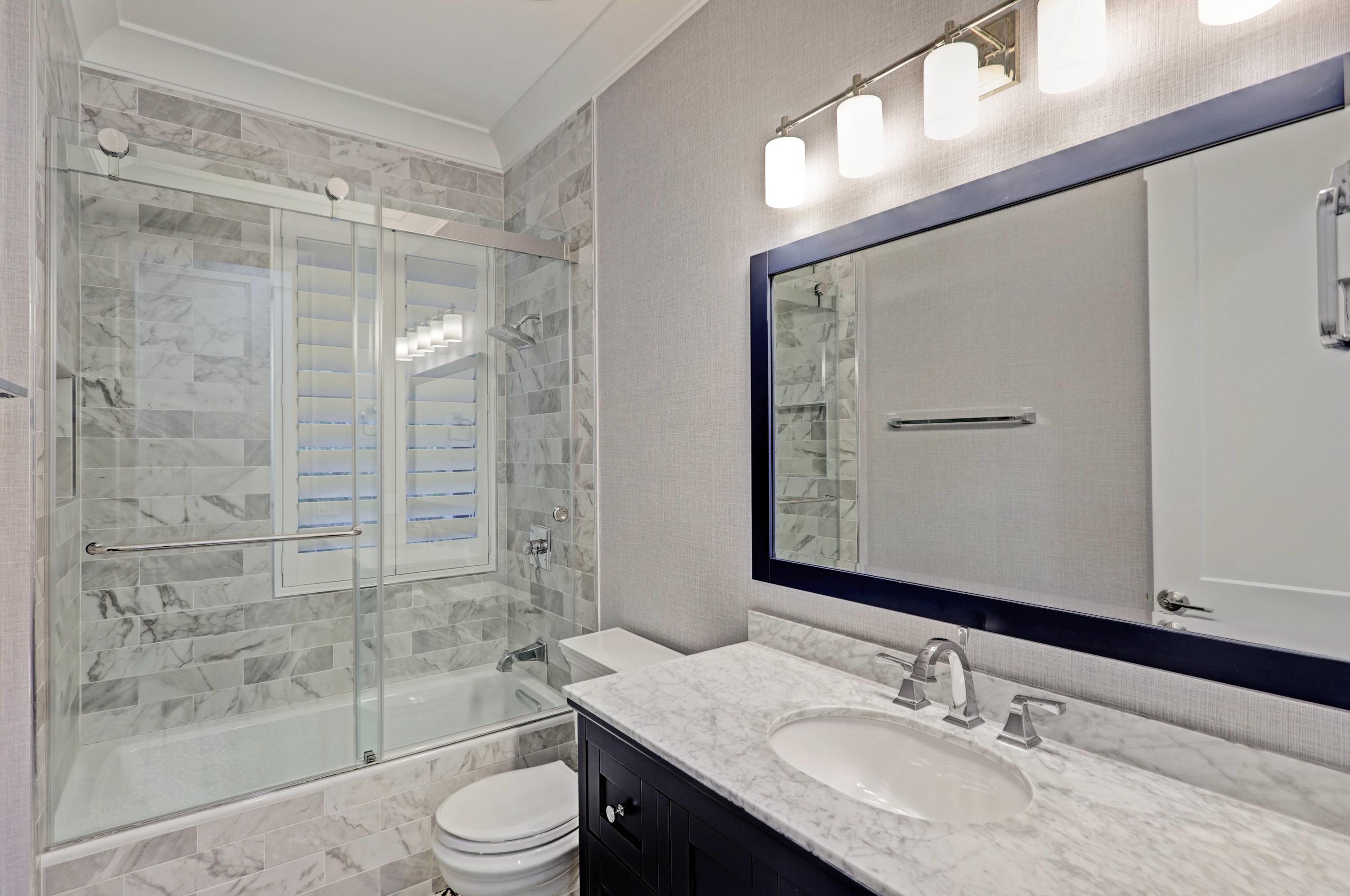 107 Barcelona Drive Jupiter, FL 33458 - Photo 42 of 73 Guest Bathroom