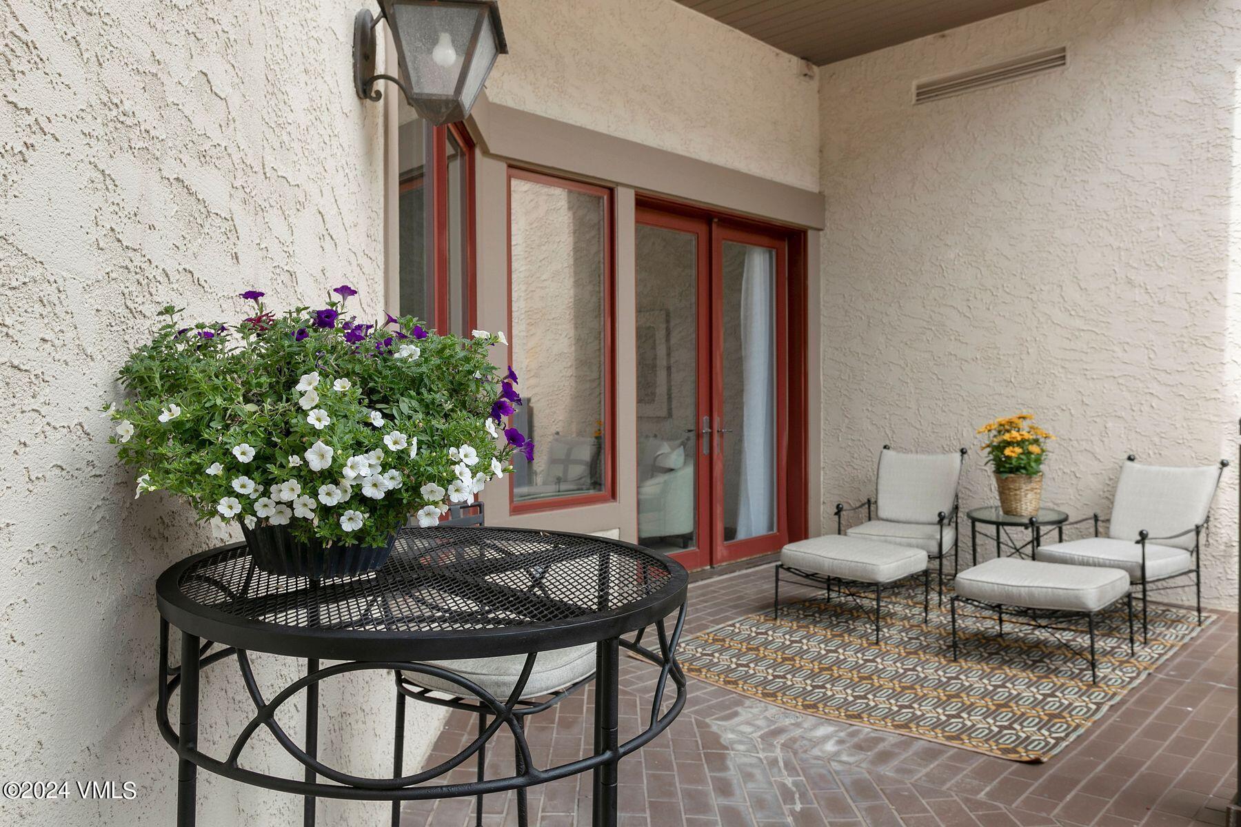 15 West Thomas Place, Unit R44 Beaver Creek, CO 81620 - Photo 11 of 21 a living room with furniture and flowers