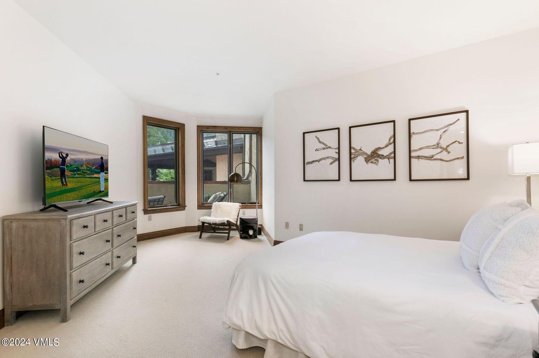 15 West Thomas Place, Unit R44 Beaver Creek, CO 81620 - Photo 14 of 21 a bedroom with a bed and flat screen tv