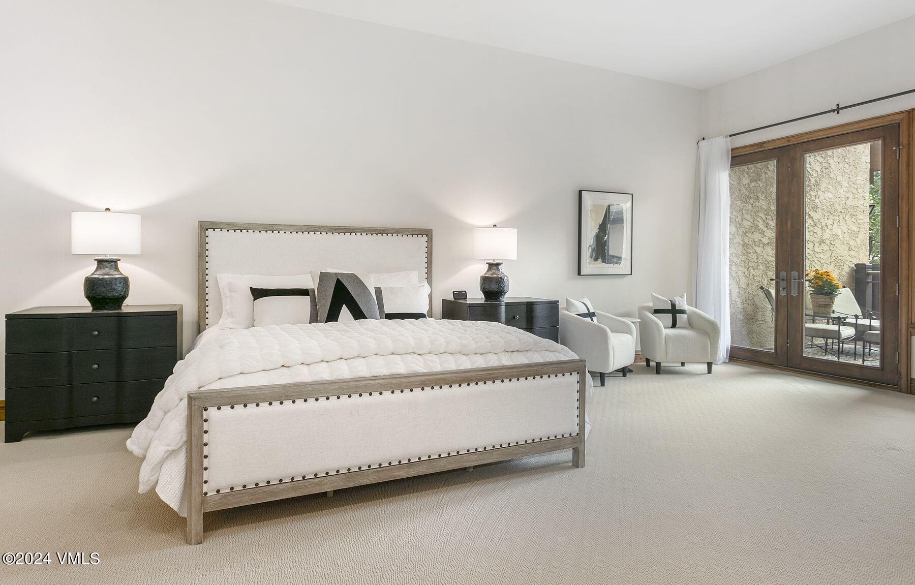 15 West Thomas Place, Unit R44 Beaver Creek, CO 81620 - Photo 9 of 21 a spacious bedroom with a bed and a large window