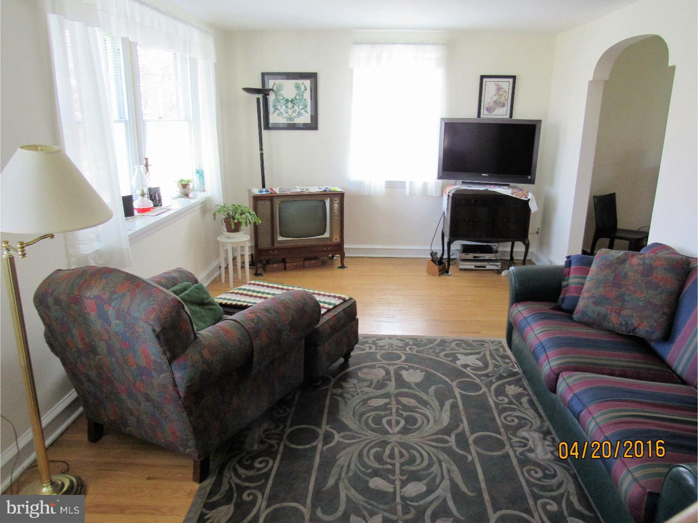 7330 Ryers Avenue Philadelphia, PA 19111 - Photo 6 of 23 Living Room