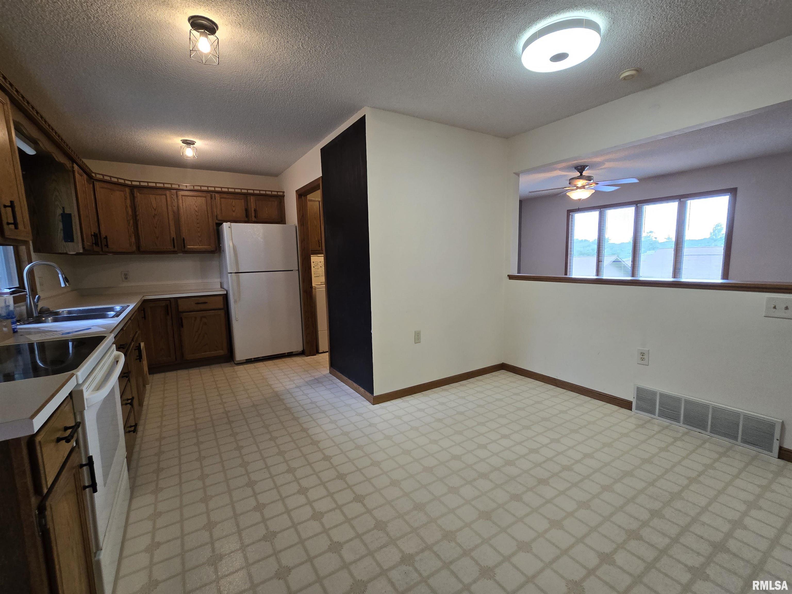 301 4th Street, Unit 4 Fulton, IL 61252 - Photo 2 of 16