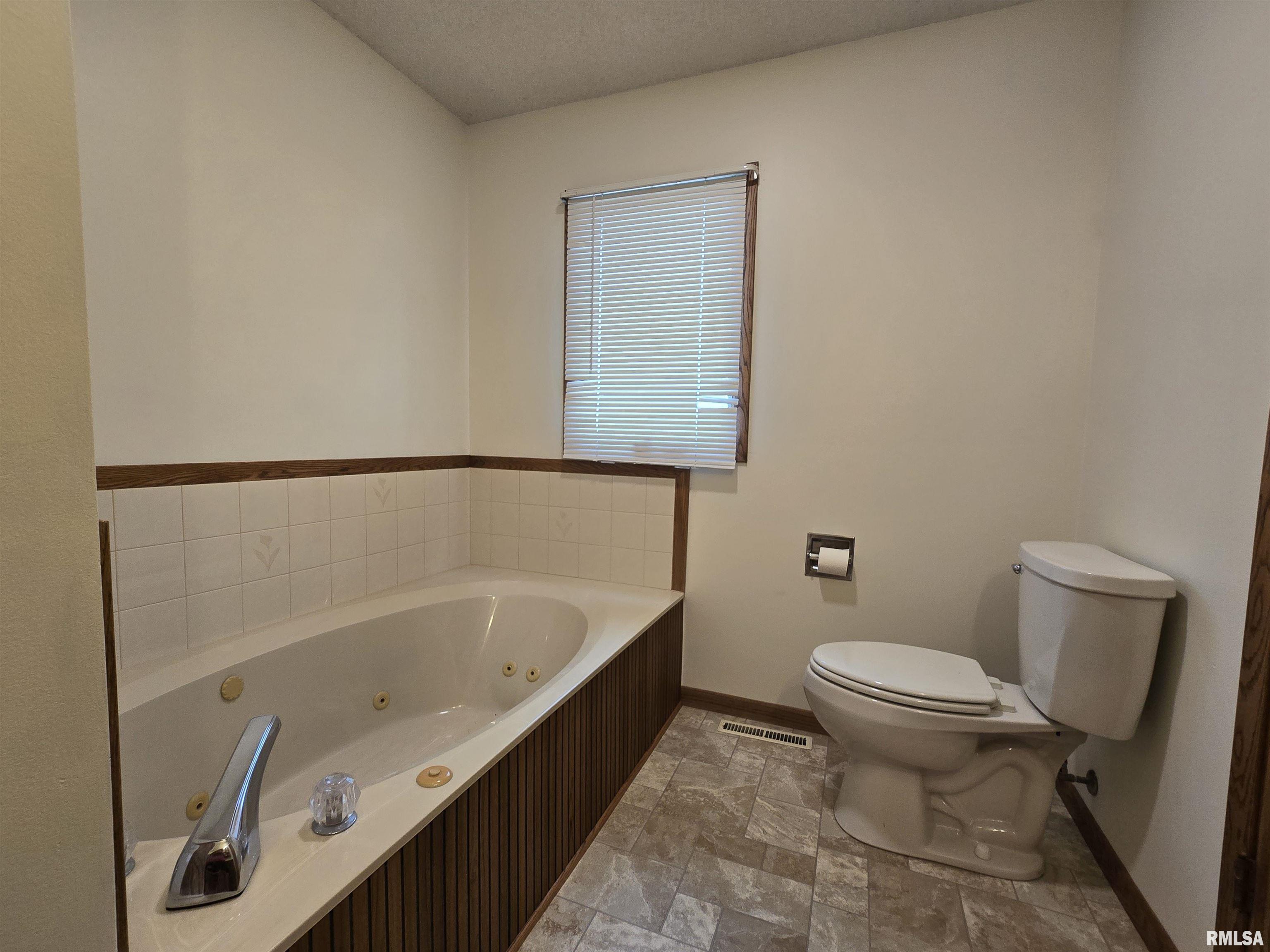301 4th Street, Unit 4 Fulton, IL 61252 - Photo 8 of 16