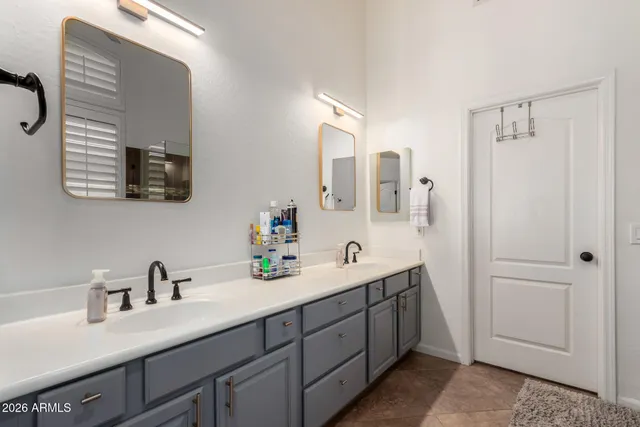 a en suite bathroom with a double vanity sink and mirror