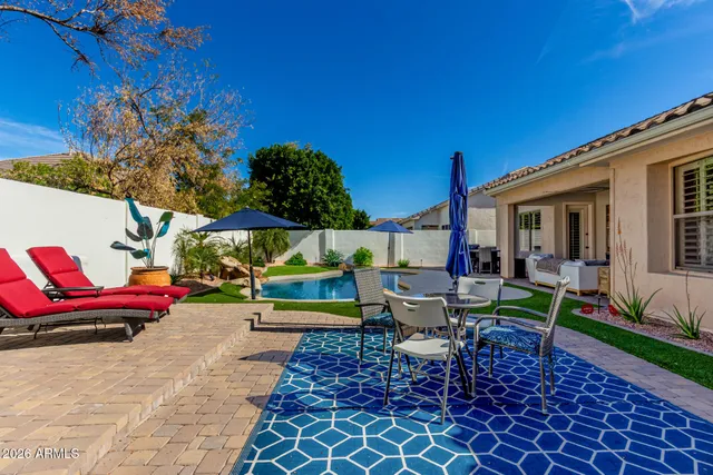 a view of a backyard