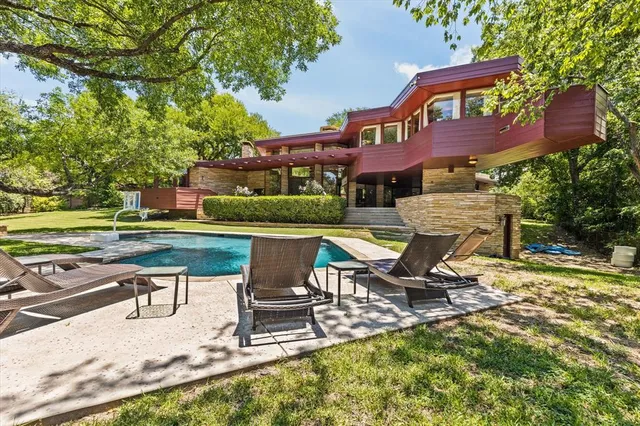 a view of a backyard with sitting area