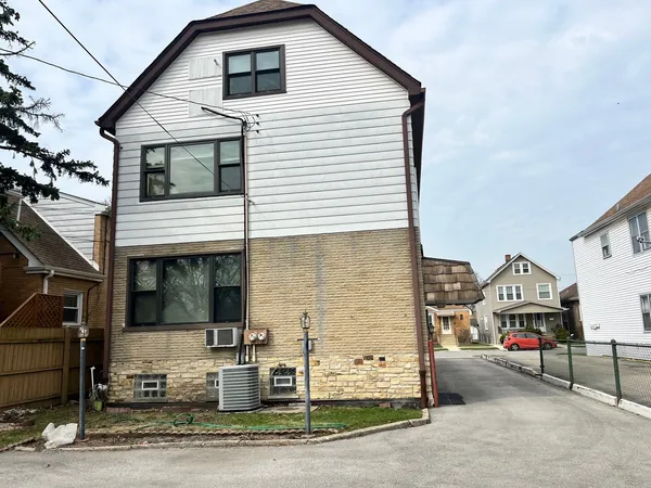 $2,100 | 3707 North Nora Avenue, Unit 2, Chicago, IL 60634