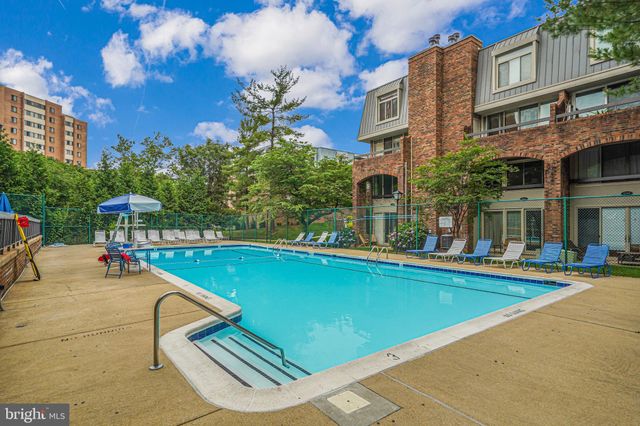 $734,000 | 606 15th Street South, Unit 2, Arlington, VA 22202