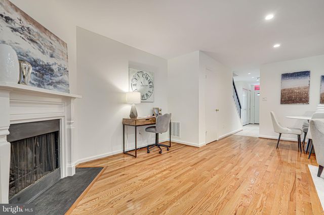 $734,000 | 606 15th Street South, Unit 2, Arlington, VA 22202