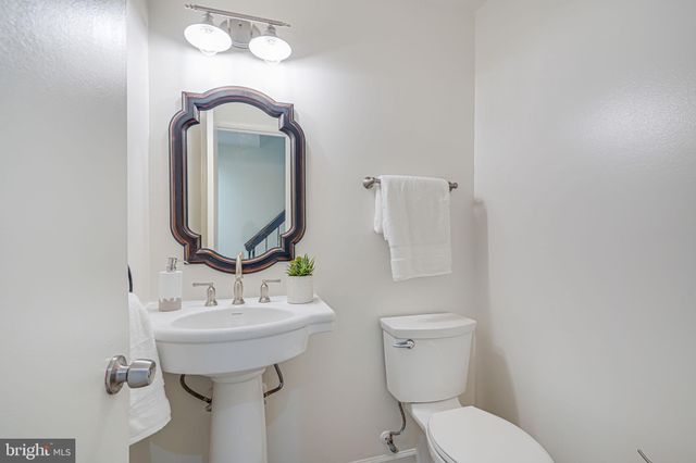 $734,000 | 606 15th Street South, Unit 2, Arlington, VA 22202