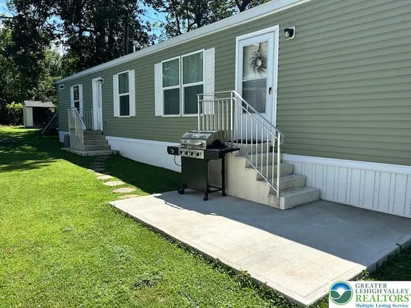 a view of a house with backyard and a garden