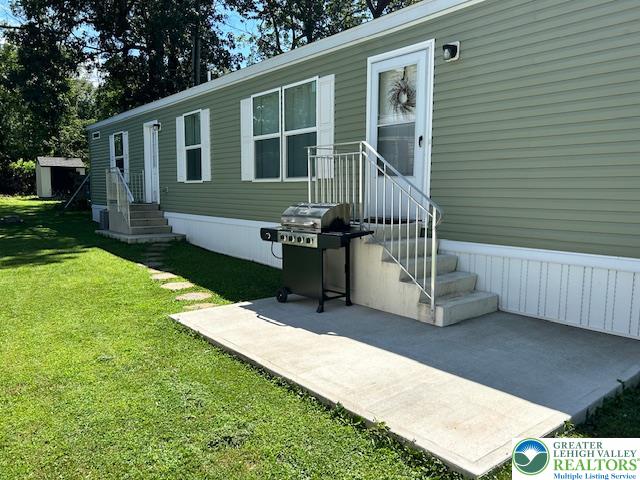 a view of a house with backyard and a garden