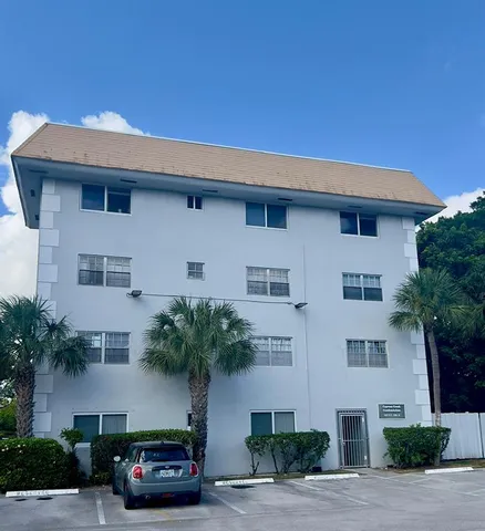 a car parked in front of white house