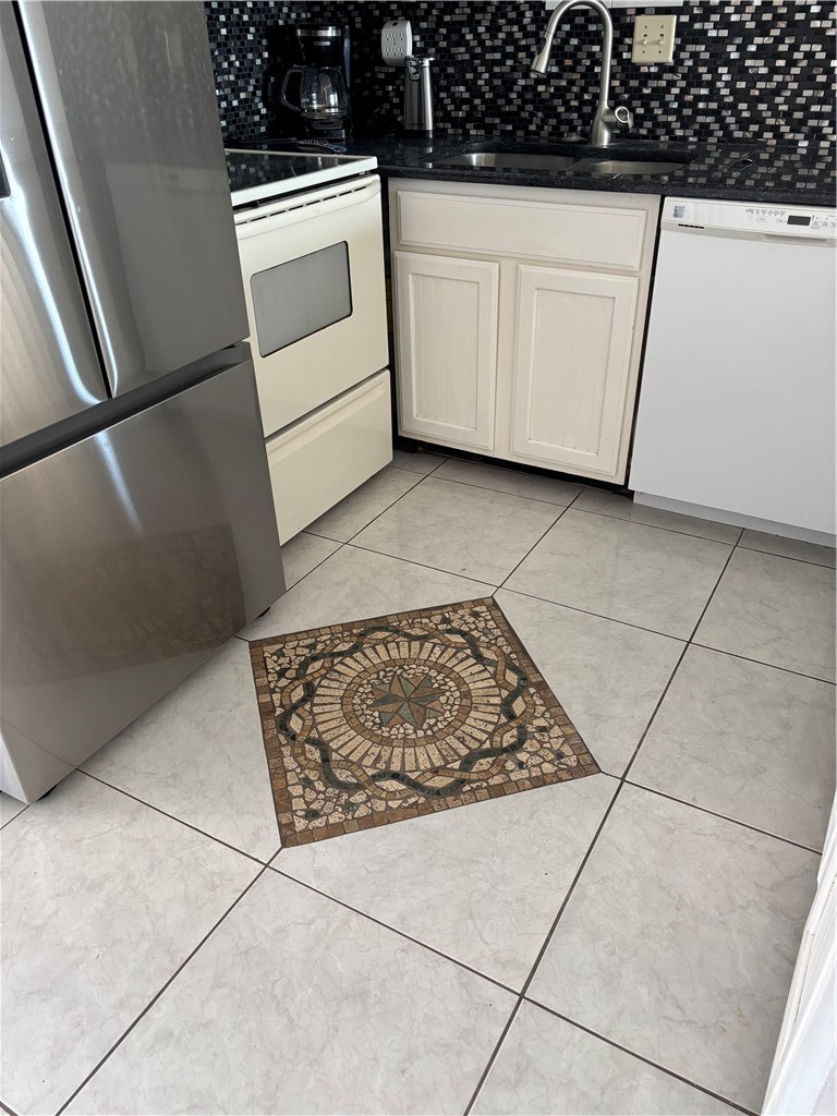 202 Reef Avenue, Unit 407 Corpus Christi, TX 78402 - Photo 3 of 32 Design in the floor.