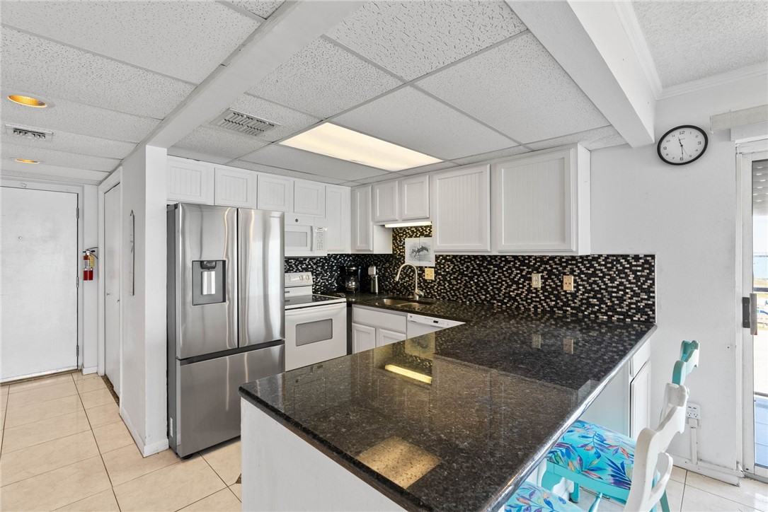 202 Reef Avenue, Unit 407 Corpus Christi, TX 78402 - Photo 4 of 32 Large island with granite.