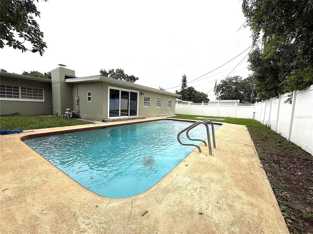 2924 Conway Gardens Road Orlando, FL 32806 - Photo 33 of 36 a view of a swimming pool with a patio
