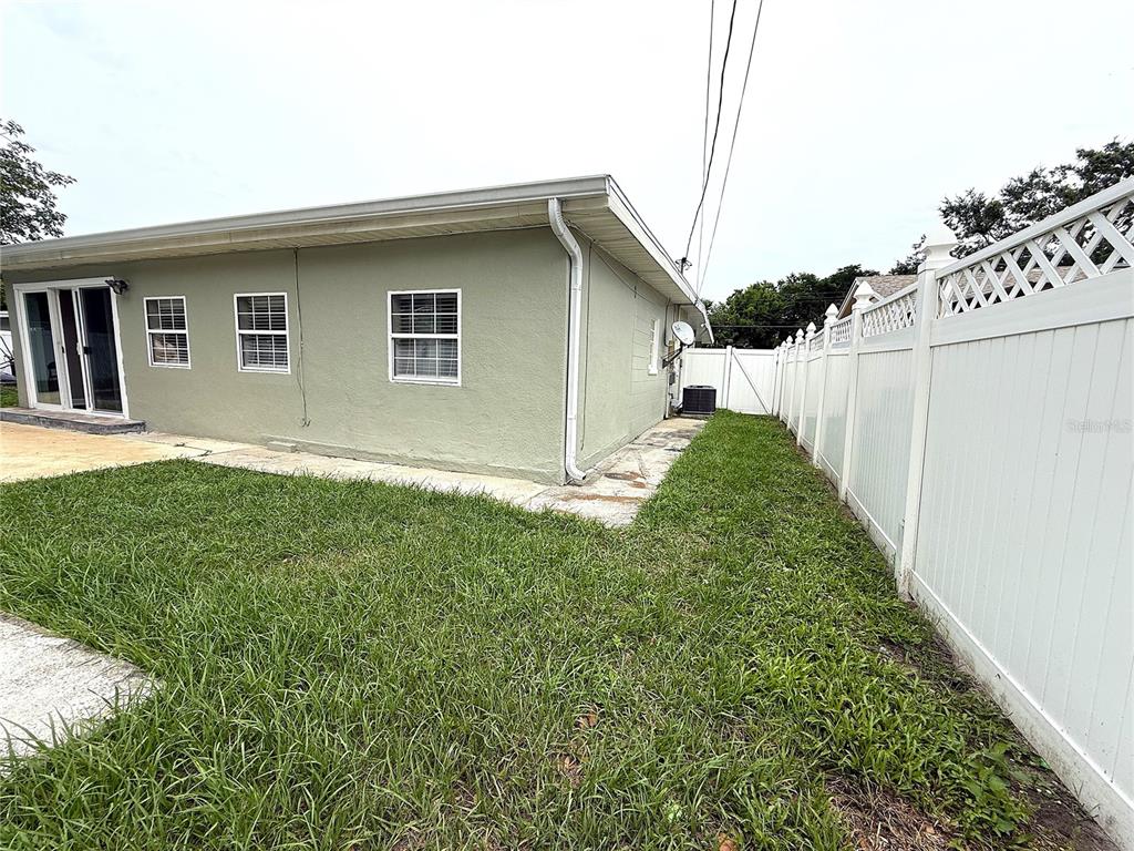 2924 Conway Gardens Road Orlando, FL 32806 - Photo 34 of 36 a backyard of a house with lots of green space
