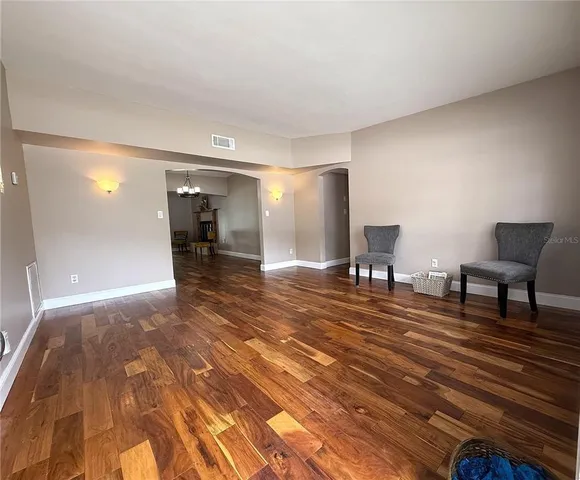 a empty room with furniture and a mirror