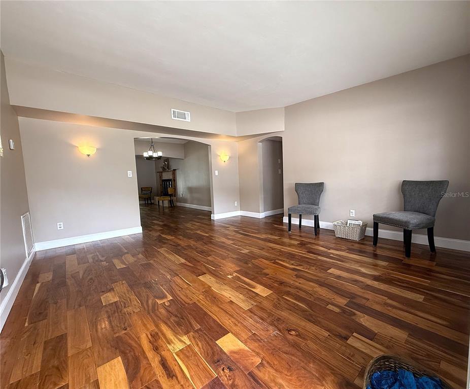 2924 Conway Gardens Road Orlando, FL 32806 - Photo 4 of 36 a empty room with furniture and a mirror