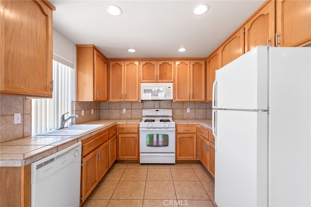 58285 Caliente Street Yucca Valley, CA 92284 - Photo 9 of 28