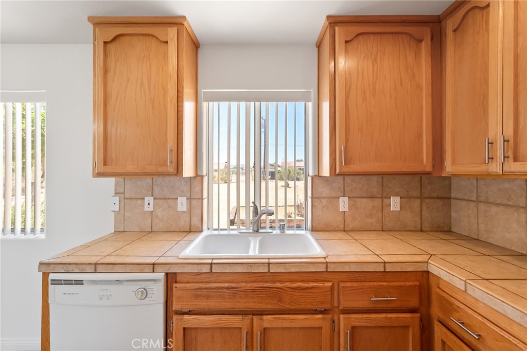 58285 Caliente Street Yucca Valley, CA 92284 - Photo 10 of 28