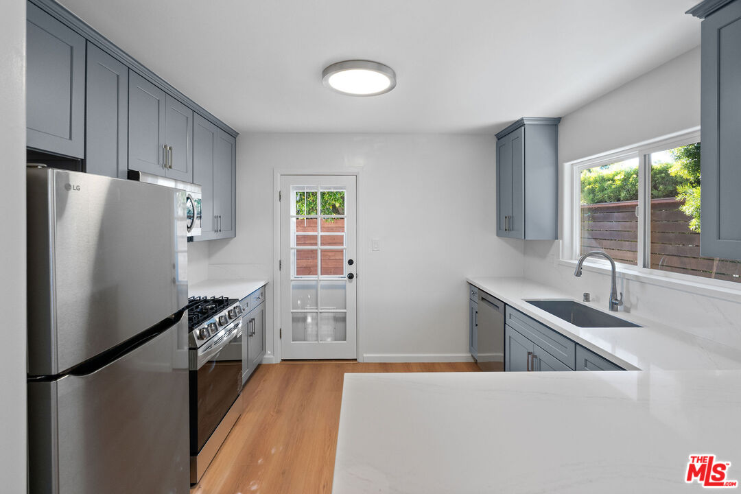 1408 17th Street Manhattan Beach, CA 90266 - Photo 10 of 26